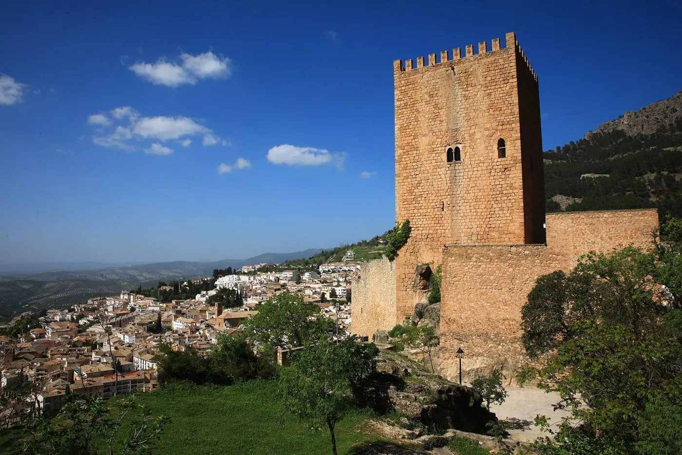 Torre del Castillo de la Yedra con el pueblo de Cazorla al fondo