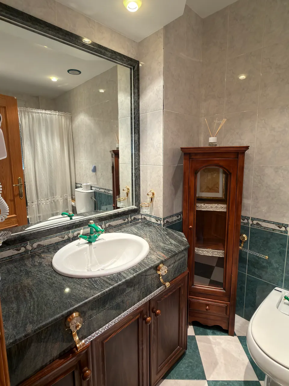 Baño principal con lavabo de mármol y espejo grande