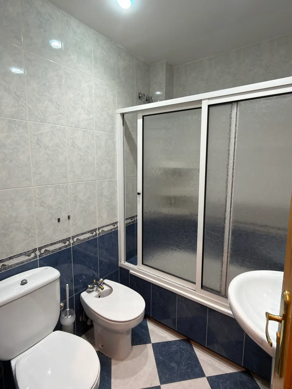 Segundo baño con bañera y mampara