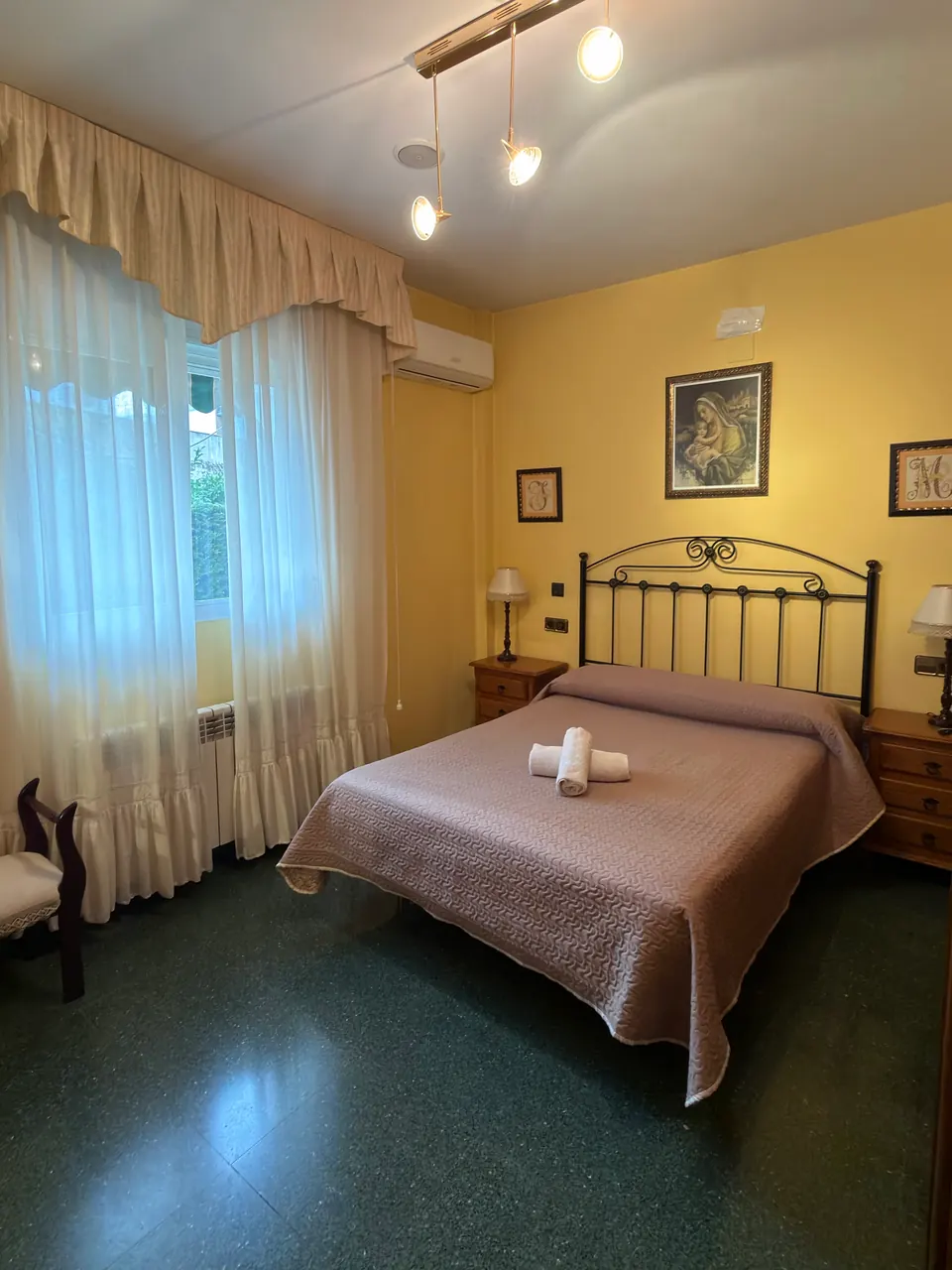 Dormitorio principal con cama de matrimonio y aire acondicionado